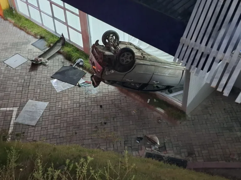 VÍDEO: Carro perde o controle e despenca em área do Detran em Manaus