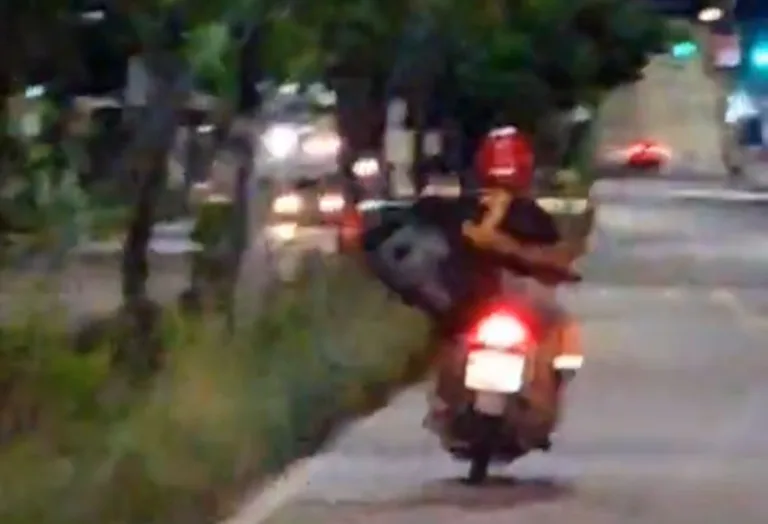 PERIGO: Homem supostamente bêbado é flagrado com corpo 'para fora' de moto em avenida de Manaus