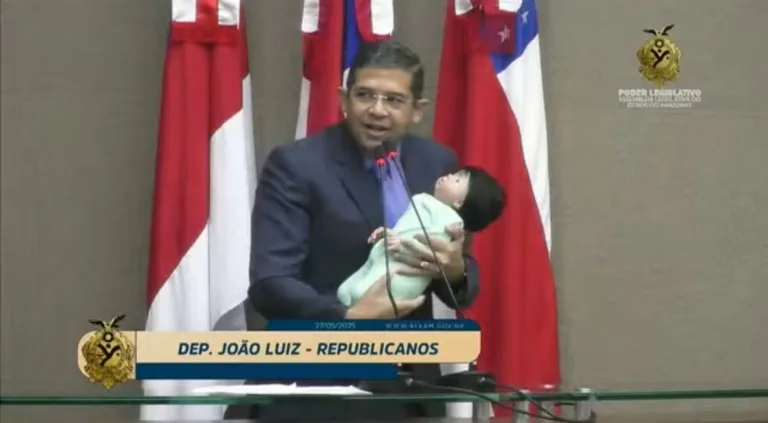Com bebê reborn no colo, deputado João Luiz canta música de ninar e declara: "Onde que está a cabeça da nossa sociedade?"