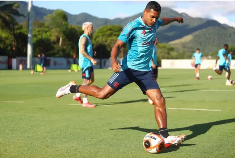 Com Alex Sandro, Filipe Luís terá força máxima contra o Cruzeiro no Brasileirão