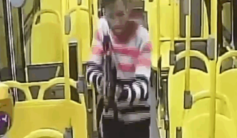 Suspeito de assaltos a ônibus é preso com submetralhadora - (Foto: Divulgação PC-AM).