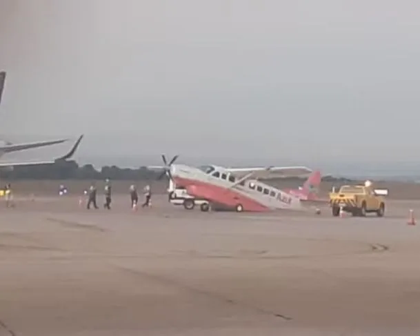 Avião empina na pista