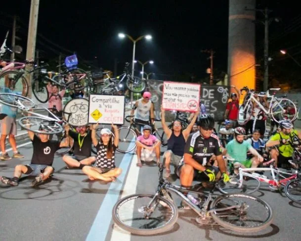 Ciclistas realizam manifestação em Manaus por melhoria na segurança do trânsito.