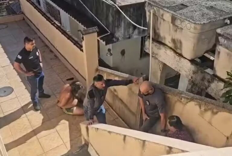 Policiais da 37ª DP (Ilha do Governador) prenderam os dois por ocultação do cadáver do pai, nascido na Itália. Há indícios de que o objetivo era continuar recebendo benefícios financeiros da vítima.