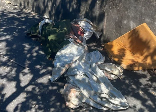 Corpo de homem quase decapitado e com mais de 20 facadas é encontrado em Manaus