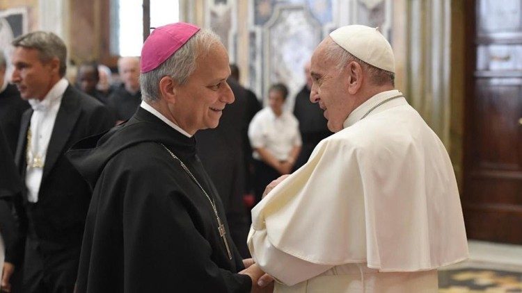 "Obrigado, Papa Francisco", diz Leão XIV em primeiro discurso no Vaticano