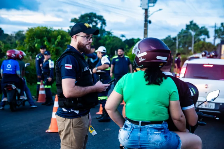 Detran flagra 8 motoristas bêbados durante operação em Parintins