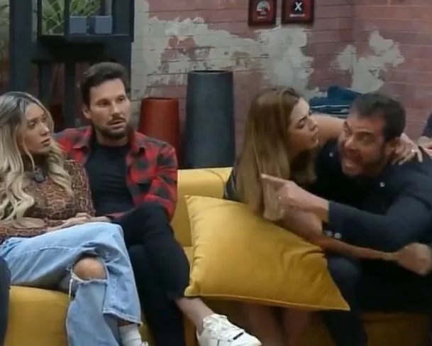 Dhomini faz confusão ao vivo