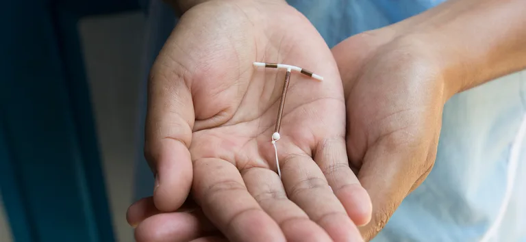 Bebê nasce com DIU colado ao corpo e viraliza na web