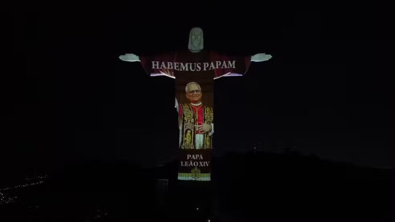 VÍDEO: Cristo Redentor homenageia novo papa com imagem e frase em latim