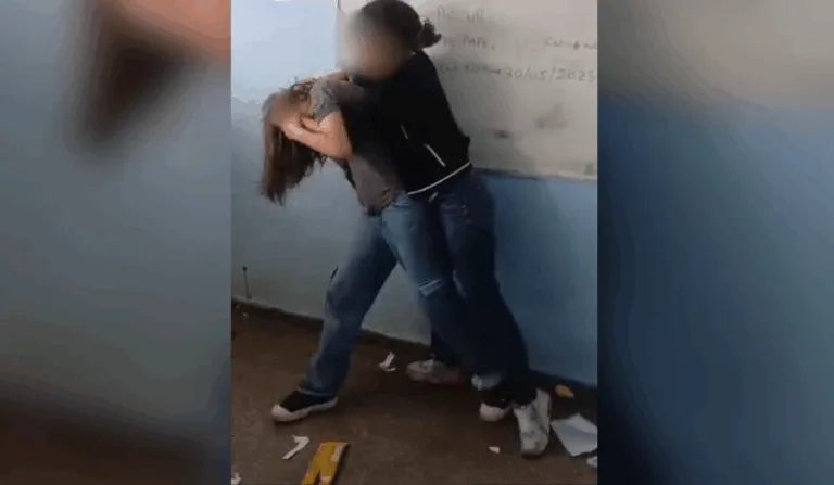 Estudantes saem na porrada dentro de sala de aula em Manaus