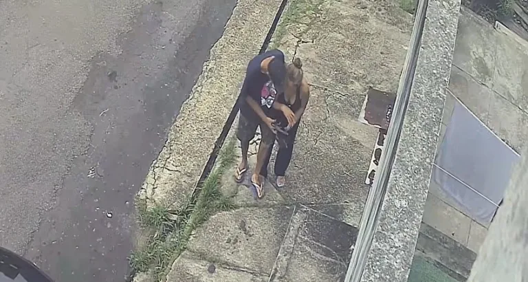 VÍDEO: Câmeras flagram mulher sendo assaltada sob ameaça armada em rua de Manaus VÍDEO: Câmeras flagram mulher sendo assaltada sob ameaça armada em rua de Manaus