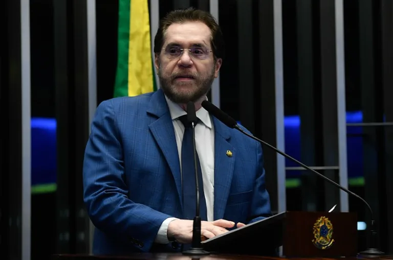 Plínio critica explosão de balsas pela PF em Manicoré e Humaitá: "É pra mostrarem na COP 30"