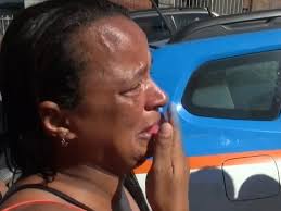 VÍDEO: "Me perdoa, gente": Mãe de preso por assalto a ônibus no RJ se desespera diante da delegacia