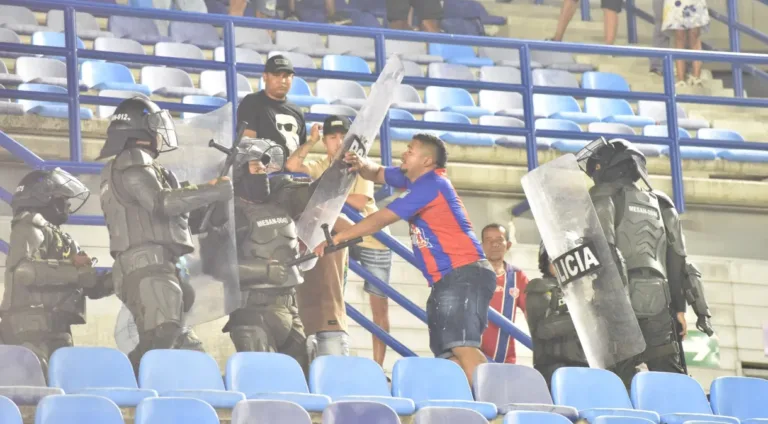 VÍDEO: Torcida invade campo em jogo na Colômbia e técnico é diz ter sido agredido