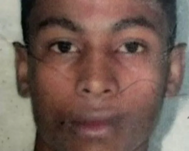 IMAGENS FORTES: jovem é torturado, baleado e queimado vivo em campo de futebol