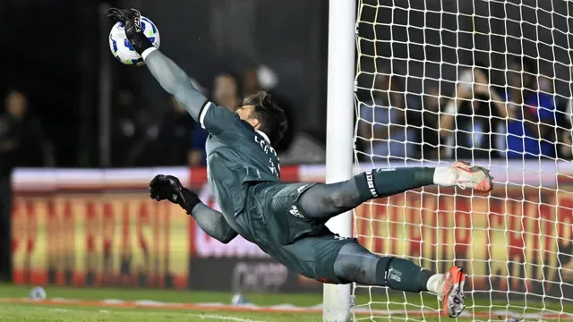 Com brilho de Léo Jardim, Vasco avança às oitavas na Copa do Brasil
