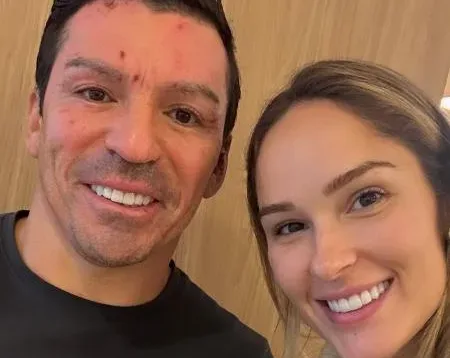 Lúcio, ex-zagueiro da seleção, sorrie em foto no hospital após acidente