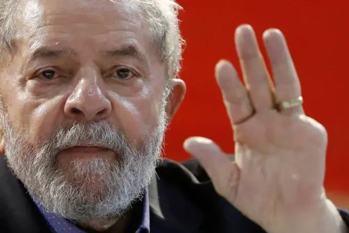 presidente Lula - dedo
