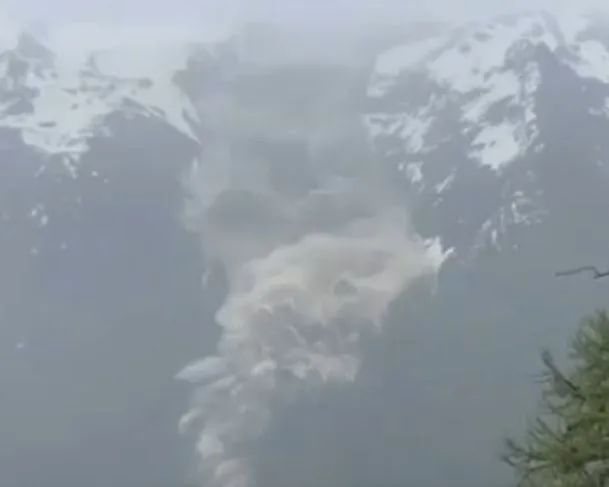 Avalanche soterra vilarejo na Suíça