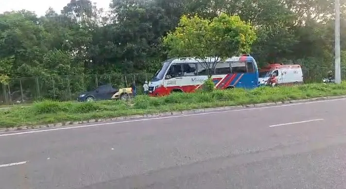 Motociclista fica ferido em acidente com carro em Manaus; vídeo