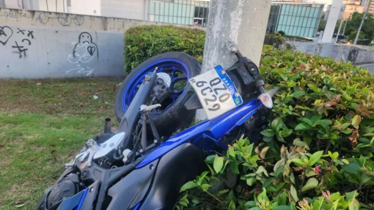 Motociclista é arremessado após ser atingido por carro em avenida de Manaus