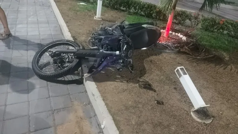 Motociclista morre após bater em poste em Manaus