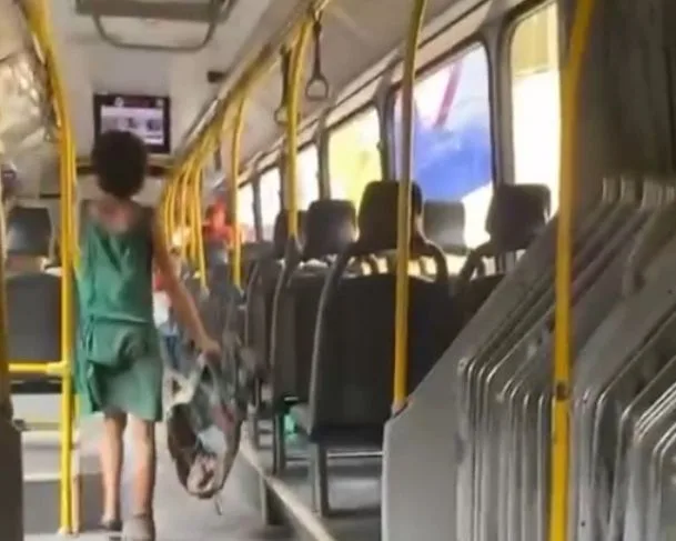 VÍDEO: Moradora de rua discute com passageiros e acaba expulsa de ônibus em Manaus VÍDEO: Moradora de rua discute com passageiros e acaba expulsa de ônibus em Manaus