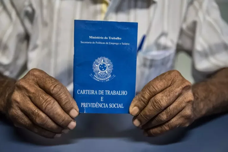 Desemprego fecha agosto em 5,6%, o menor patamar da história, segundo IBGE