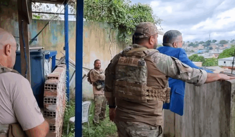 Agentes são investigados por tráfico de armas.