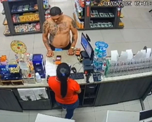 Homem atira cerveja em funcionária de loja