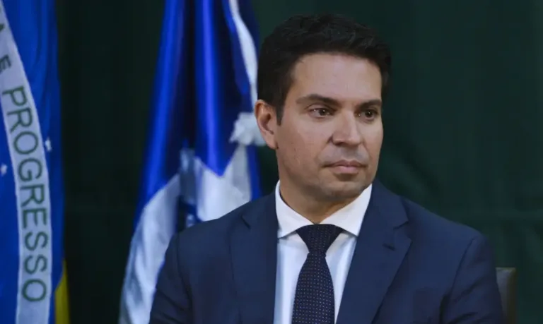 Em live no YouTube, Ramagem diz: “É lógico que não ia ficar” no Brasil para ser preso