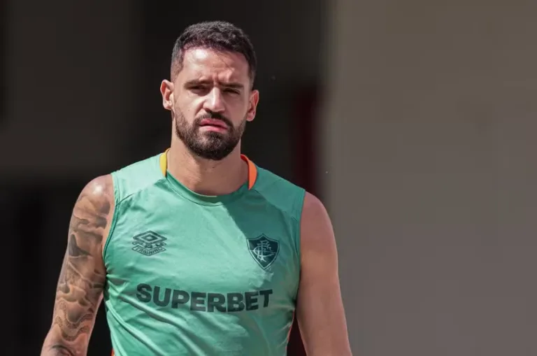 Fluminense formaliza final de contrato com Renato Augusto