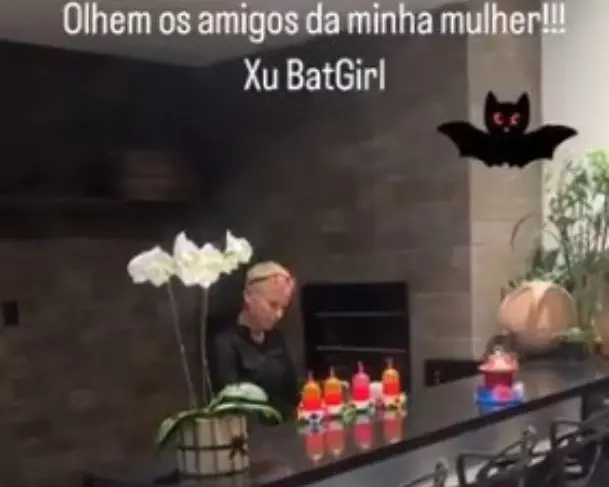 Xuxa aparece em vídeo alimentando morcegos.