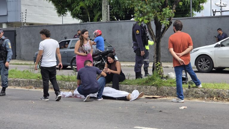 Motociclista morre ao perder controle e bater cabeça em árvore em avenida de Manaus