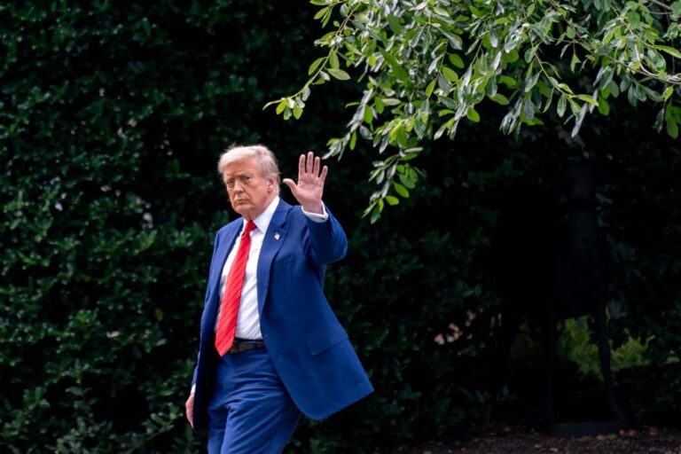 Casa Branca diz que Trump sofre de doença venosa crônica