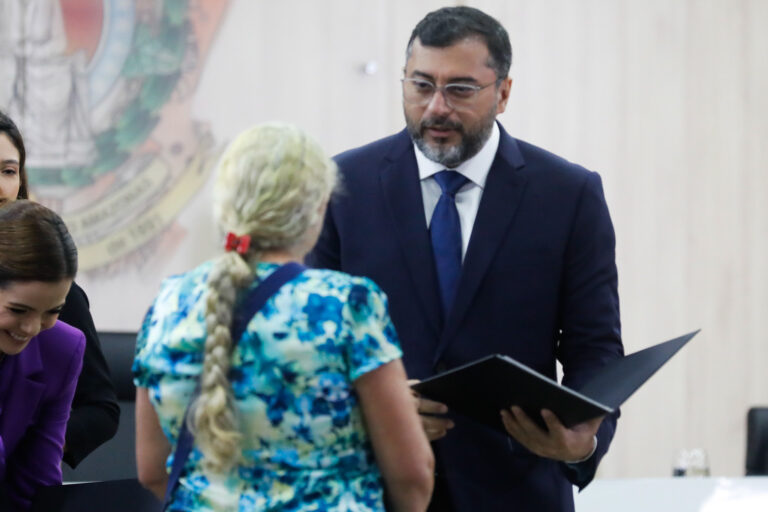 Wilson Lima revela 3 bairros que devem receber títulos de regularização fundiária nos próximos meses; veja