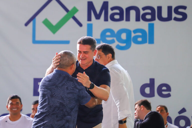 VÍDEO: David Almeida realiza entrega de mais de 400 títulos definitivos de imóveis na zona leste