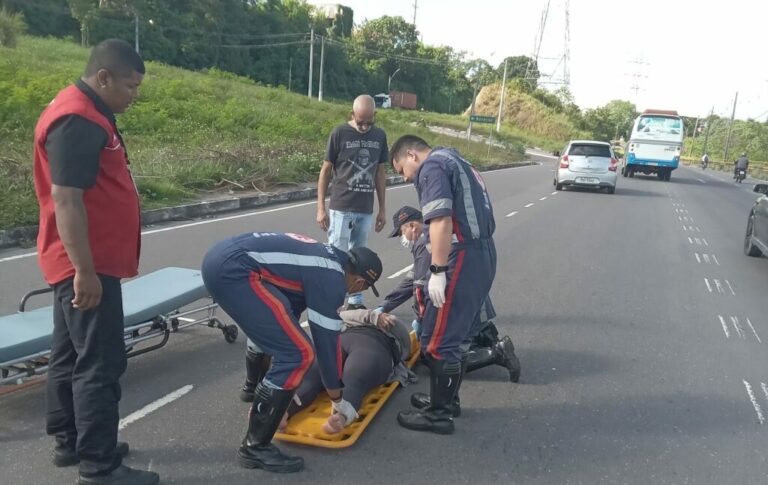 Mulher fica ferida em colisão entre carro e moto na Avenida das Torres