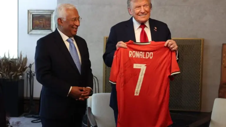 Cristiano Ronaldo envia camisa autografada para Donald Trump: "Jogando pela paz"