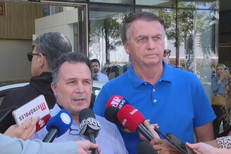 Exame de Bolsonaro aponta suspeita de pneumonia; médico recomenda que ele coma mais devagar Exame de Bolsonaro aponta suspeita de pneumonia; médico recomenda que ele coma mais devagar