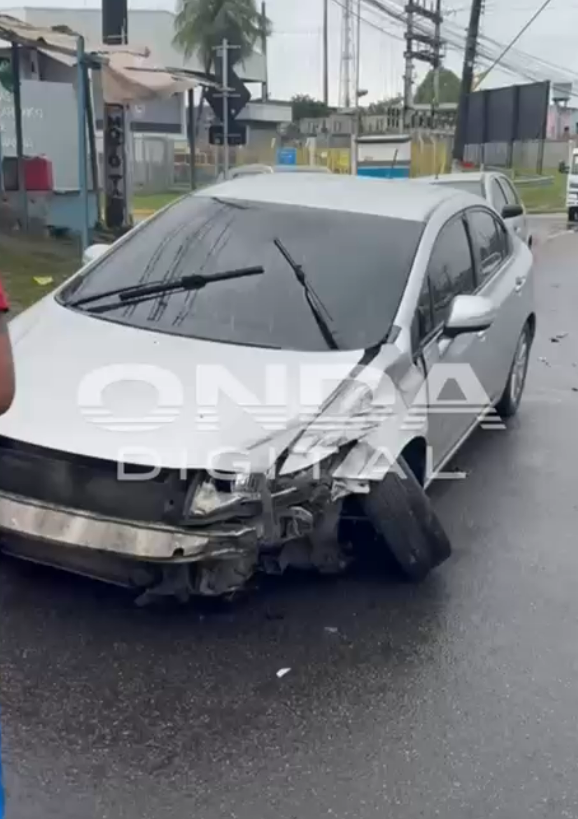 VÍDEOS: colisão entre dois carros causa lentidão na Torquato Tapajós em Manaus