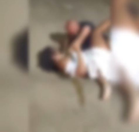 VÍDEO: Travesti agride homem em via pública após suposto calote por programa sexual