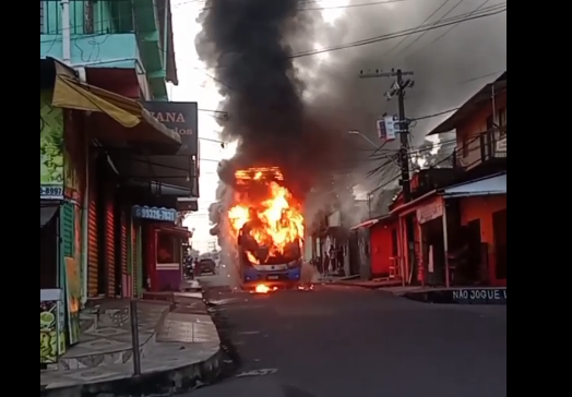 Ônibus de rota do Distrito pega fogo em Manaus