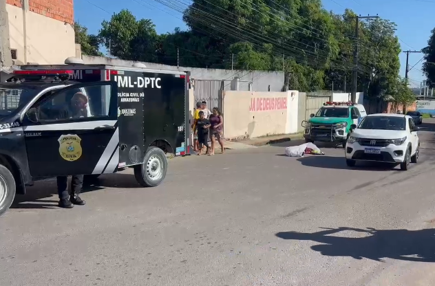 Ajudante de caminhão morre atropelado a caminho do trabalho em Manaus