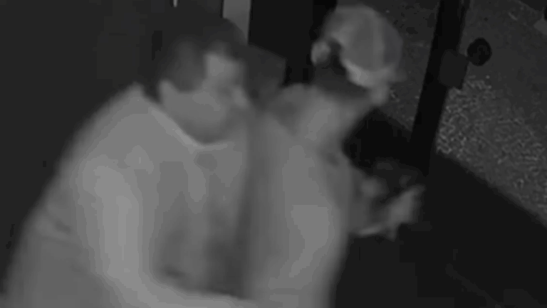 VÍDEO: Porteiro luta com assaltante durante roubo em condomínio de Goiânia VÍDEO: Porteiro luta com assaltante durante roubo em condomínio de Goiânia