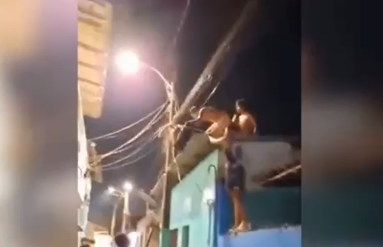 VÍDEO: Homem é agredido após ser flagrado em cima de casa em Macapá