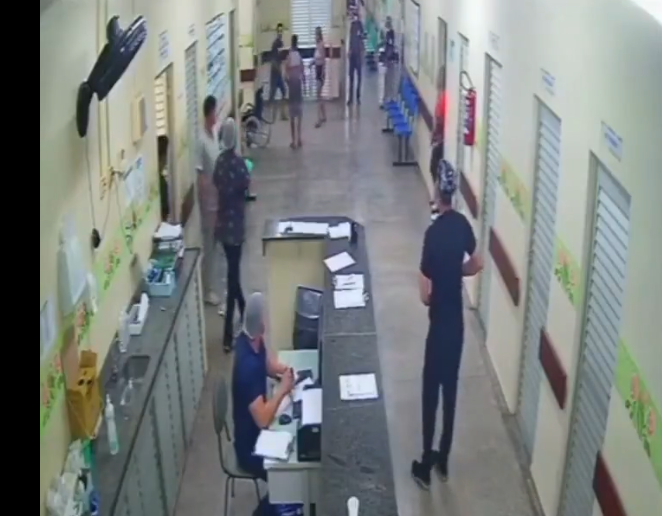 VÍDEO: Família se revolta com morte de idosa e destrói hospital no Amazonas VÍDEO: Família se revolta com morte de idosa e destrói hospital no Amazonas