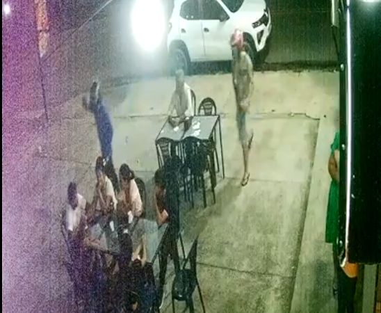 Dupla é presa após assaltar fiéis em frente à igreja em Manaus