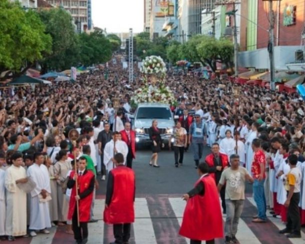 Eduardo Ribeiro recebe procissão e missa de Corpus Christi